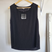 Load image into Gallery viewer, BNWT Great Plains pleated top L
