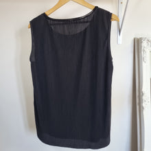 Load image into Gallery viewer, BNWT Great Plains pleated top L
