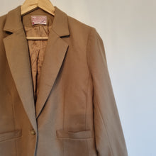 Load image into Gallery viewer, Camel Petite 100% virgin wool blazer 6/8
