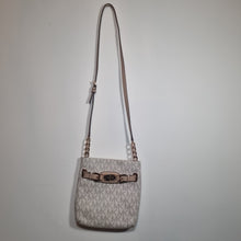 Load image into Gallery viewer, Michael Kors Jet set Messenger Vanilla Crossbody
