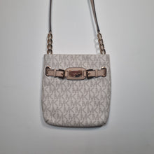 Load image into Gallery viewer, Michael Kors Jet set Messenger Vanilla Crossbody
