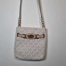 Load image into Gallery viewer, Michael Kors Jet set Messenger Vanilla Crossbody
