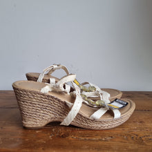 Load image into Gallery viewer, BNWT M&amp;S Leather Jewel Wedges 6
