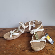 Load image into Gallery viewer, BNWT M&amp;S Leather Jewel Wedges 6
