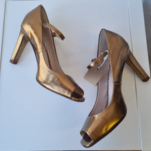 Load image into Gallery viewer, Uterque Bronze heels 7
