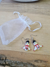 Load image into Gallery viewer, Snowman glass earrings ☃️
