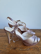 Load image into Gallery viewer, Jenny Packham No.1 Oyster Shoes 6
