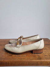 Load image into Gallery viewer, HB Italia Leather Loafers 37
