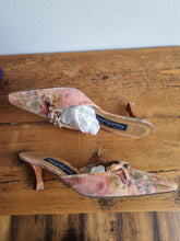 Load image into Gallery viewer, Stuart Weitzman X Russell Bromley Vintage Kitten heels 6
