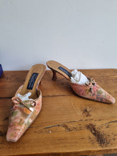 Load image into Gallery viewer, Stuart Weitzman X Russell Bromley Vintage Kitten heels 6
