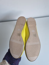 Load image into Gallery viewer, Gap Yellow Ballerina Flats 3.5
