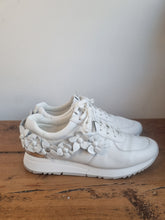 Load image into Gallery viewer, Michael Kors White Leather Flower Ladies Trainers 5
