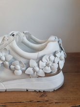 Load image into Gallery viewer, Michael Kors White Leather Flower Ladies Trainers 5
