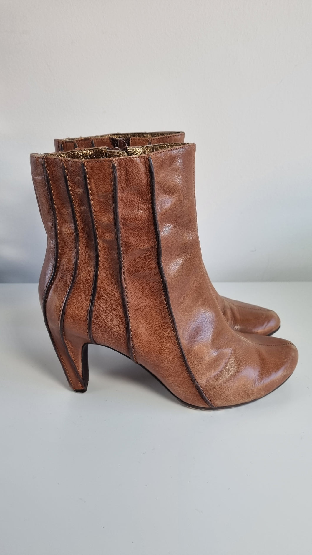 Tsubo Vintage Y2K Ribbed Brown Leather Tan Ankle Ladies Boots 4.5