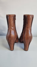 Load image into Gallery viewer, Tsubo Vintage Y2K Ribbed Brown Leather Tan Ankle Ladies Boots 4.5
