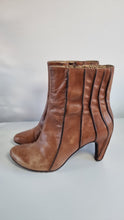 Load image into Gallery viewer, Tsubo Vintage Y2K Ribbed Brown Leather Tan Ankle Ladies Boots 4.5
