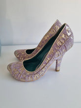 Load image into Gallery viewer, Lilac &amp; Gold leaf Irregular Choice Heels 5
