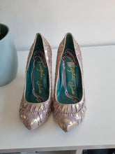 Load image into Gallery viewer, Lilac &amp; Gold leaf Irregular Choice Heels 5
